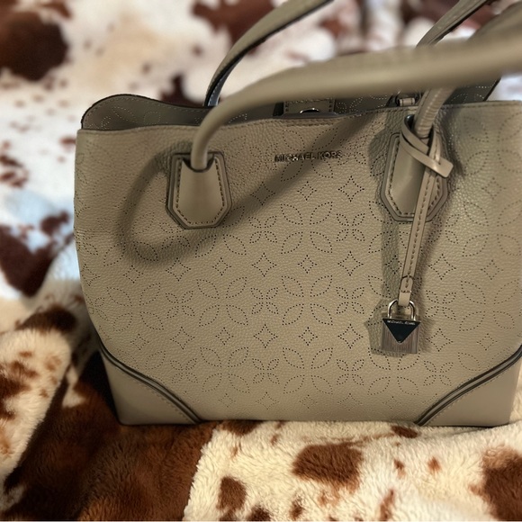 MK tote with matching wristlet gray - Picture 3 of 8